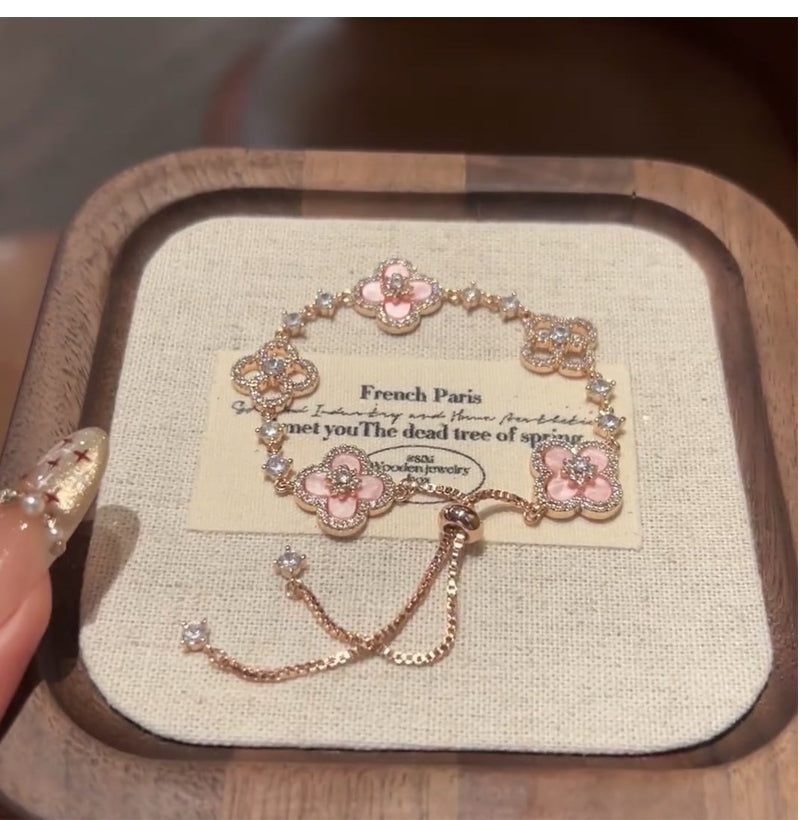 Pulsera ajustable Lucky Clover con cristales brillantes y eslabones florales de circonita, chapada en oro rosa. Joyas delicadas para mujer, un regalo glamuroso para el día a día.