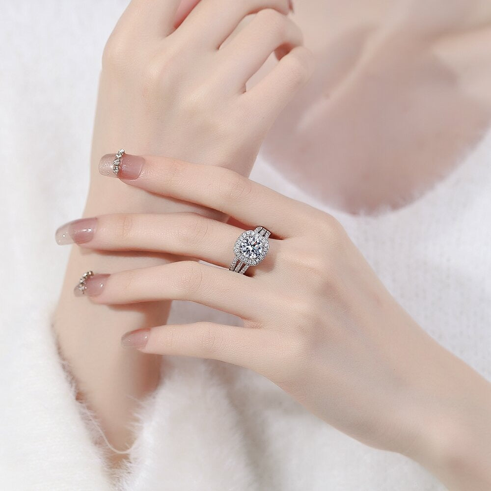 2 Carat Cubic Zirconia Adjustable Ring - Hypoallergenic & Lightweight in S925