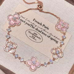 Pulsera ajustable Lucky Clover con cristales brillantes y eslabones florales de circonita, chapada en oro rosa. Joyas delicadas para mujer, un regalo glamuroso para el día a día.