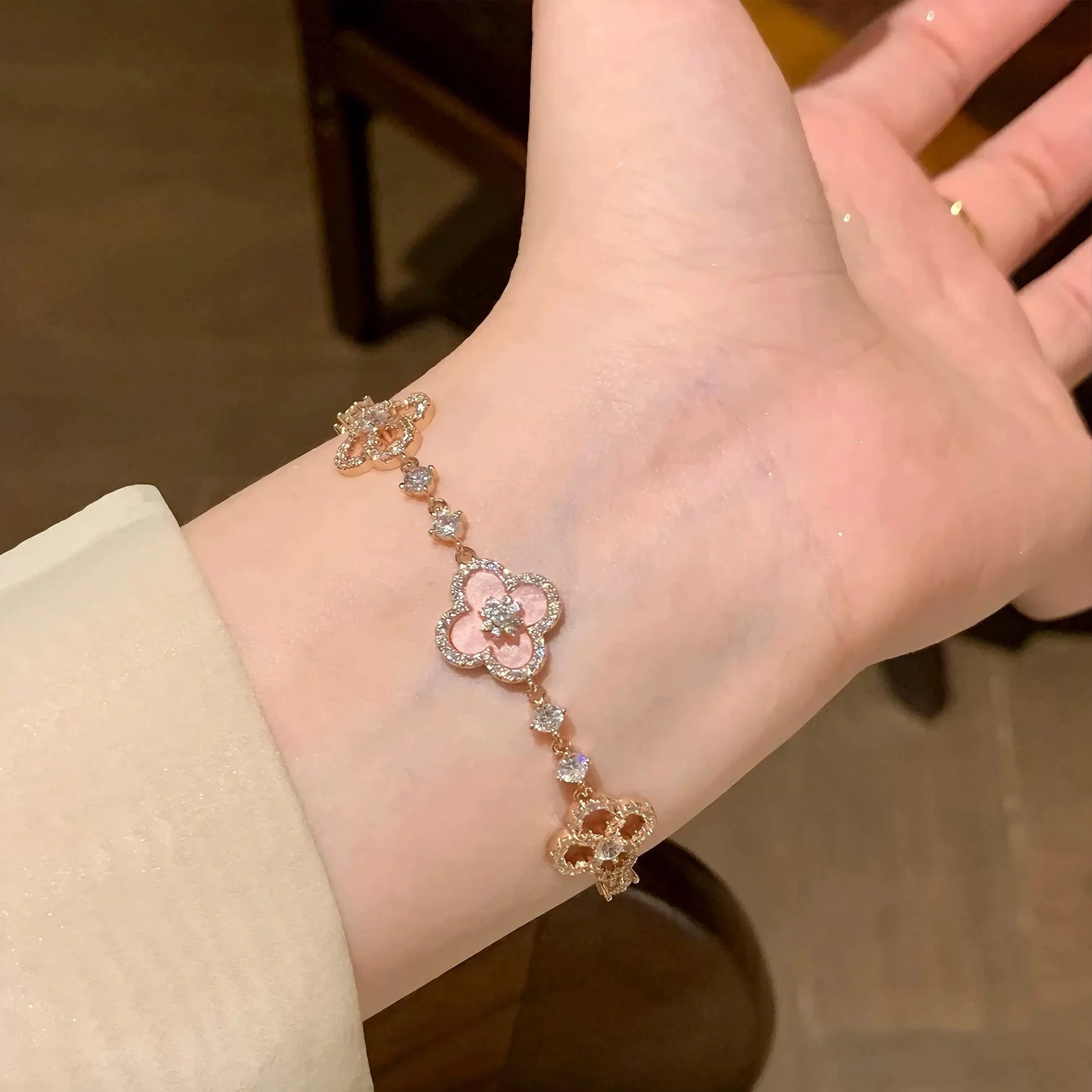 Pulsera ajustable Lucky Clover con cristales brillantes y eslabones florales de circonita, chapada en oro rosa. Joyas delicadas para mujer, un regalo glamuroso para el día a día.