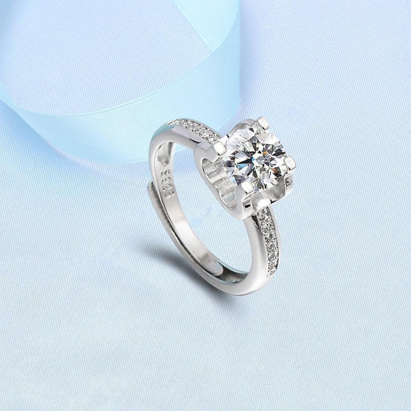 Anillo ajustable de moissanita de 1 quilate: solitario de 4 puntas, hipoalergénico y ligero.