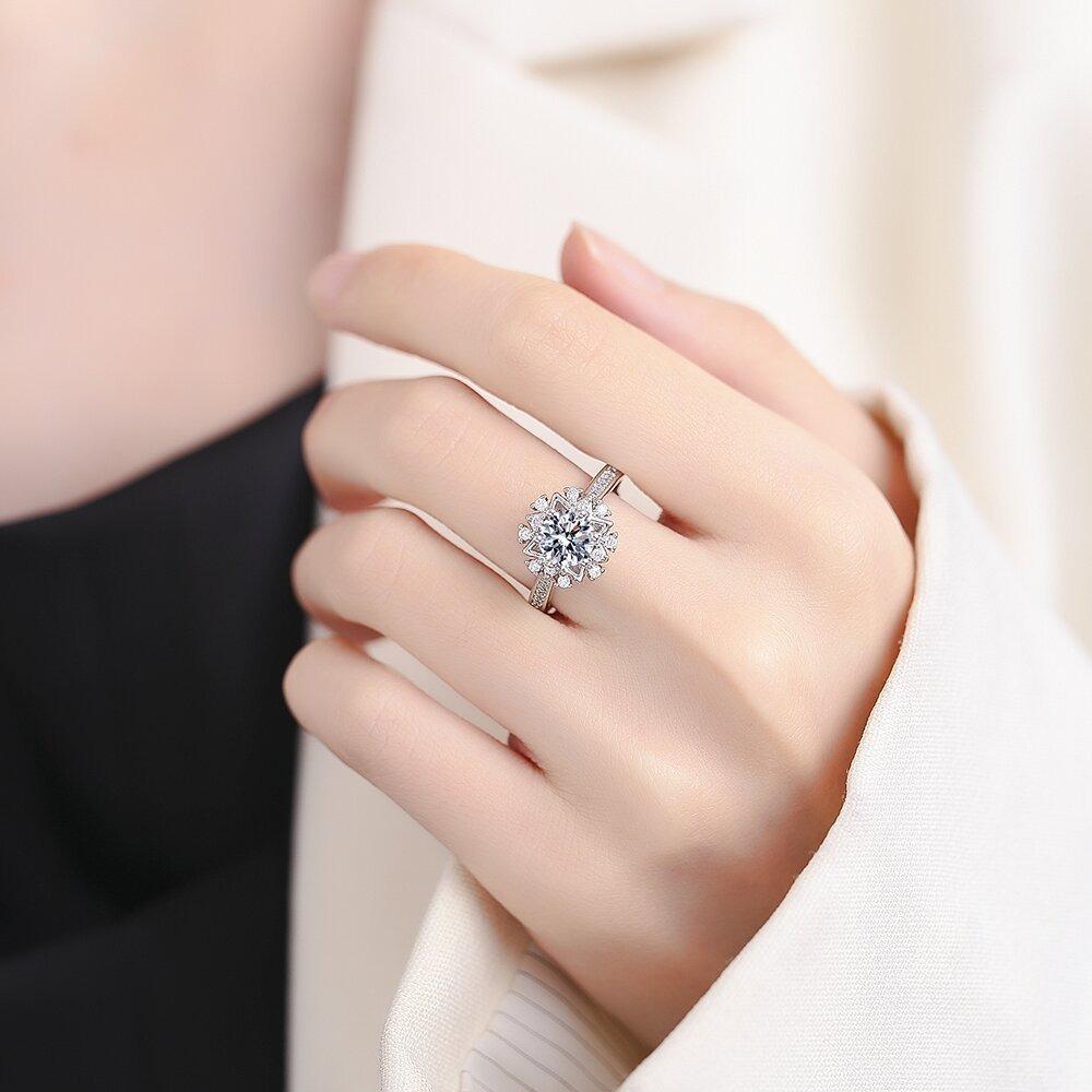 1 Carat Cubic Zirconia Adjustable Ring - 3.2g Lightweight & Hypoallergenic