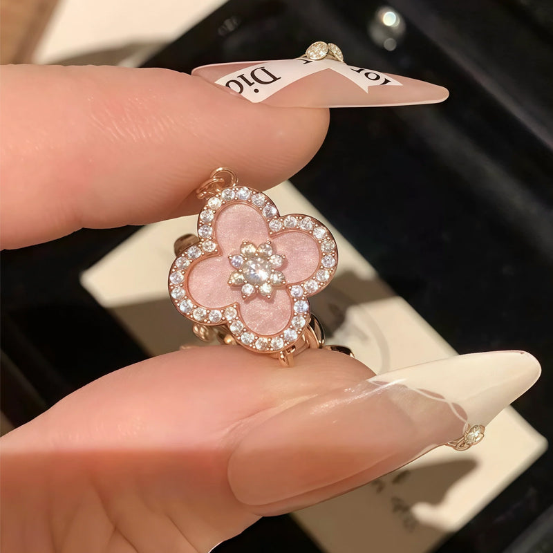 Pulsera ajustable Lucky Clover con cristales brillantes y eslabones florales de circonita, chapada en oro rosa. Joyas delicadas para mujer, un regalo glamuroso para el día a día.