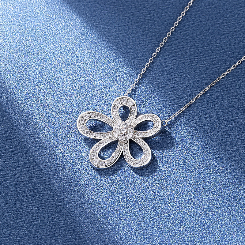 Collar de cinco flores de moissanita chapado en oro blanco para mujer.