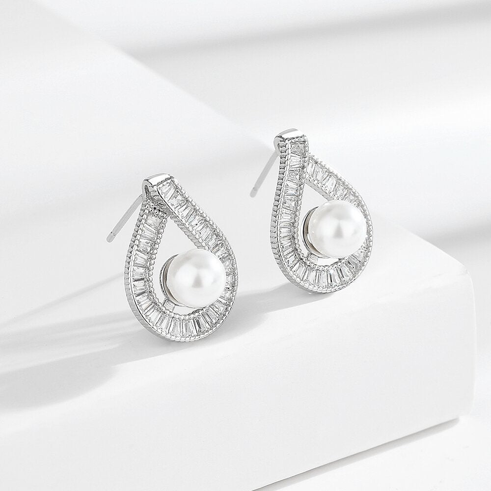 Elegantes pendientes de perla y moissanita bañados en plata para mujer