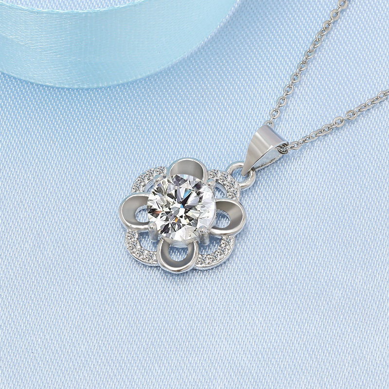 Lucky four-leaf clover moissanite women's necklace